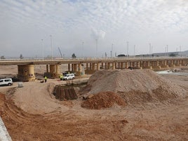 Trabajos de la Diputación en el puente sobre el Magro en Carlet.