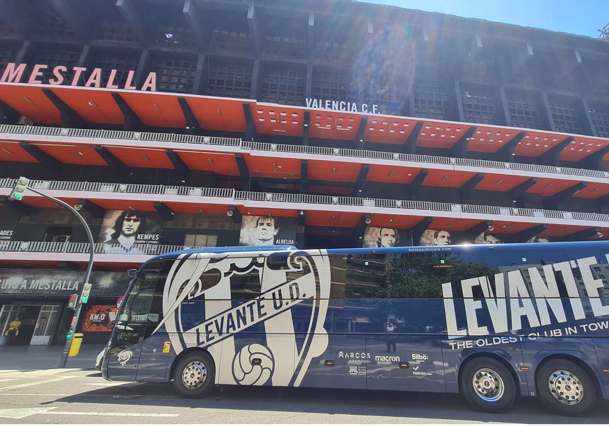 El autobús del Levante, aparcado en la puerta de Mestalla.