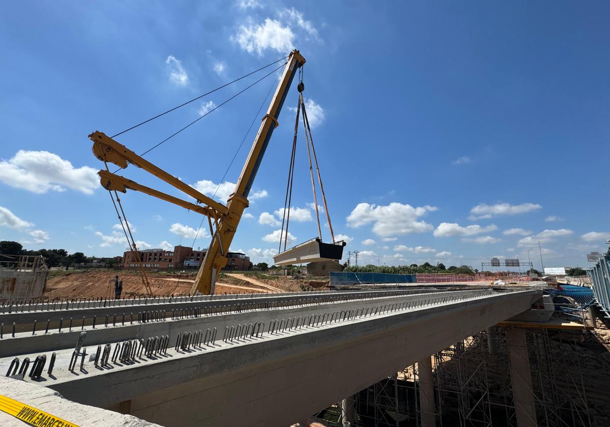 Instalación de vigas en el puente.