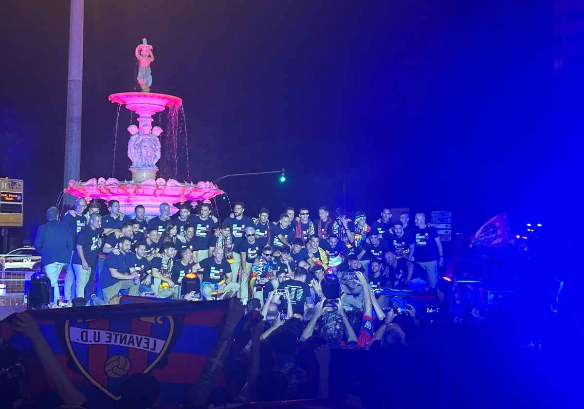 Los jugadores del Levante, durante la celebración en la Fuente de las Cuatro Estaciones.