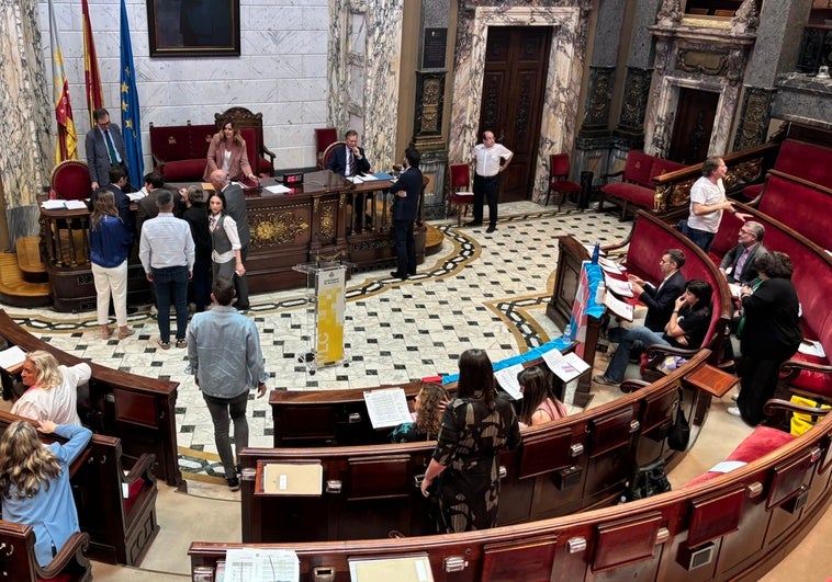 Varios concejales acuden a hablar con el secretario municipal mientras Catalá decreta el receso.