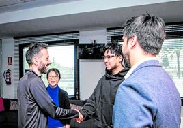 Carlos Corberán saluda a Kiat Lim en Paterna.
