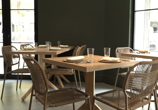Sala de La Oficina, el restaurante de brasa de Germán y Carito, en calle Duque de Calabria.