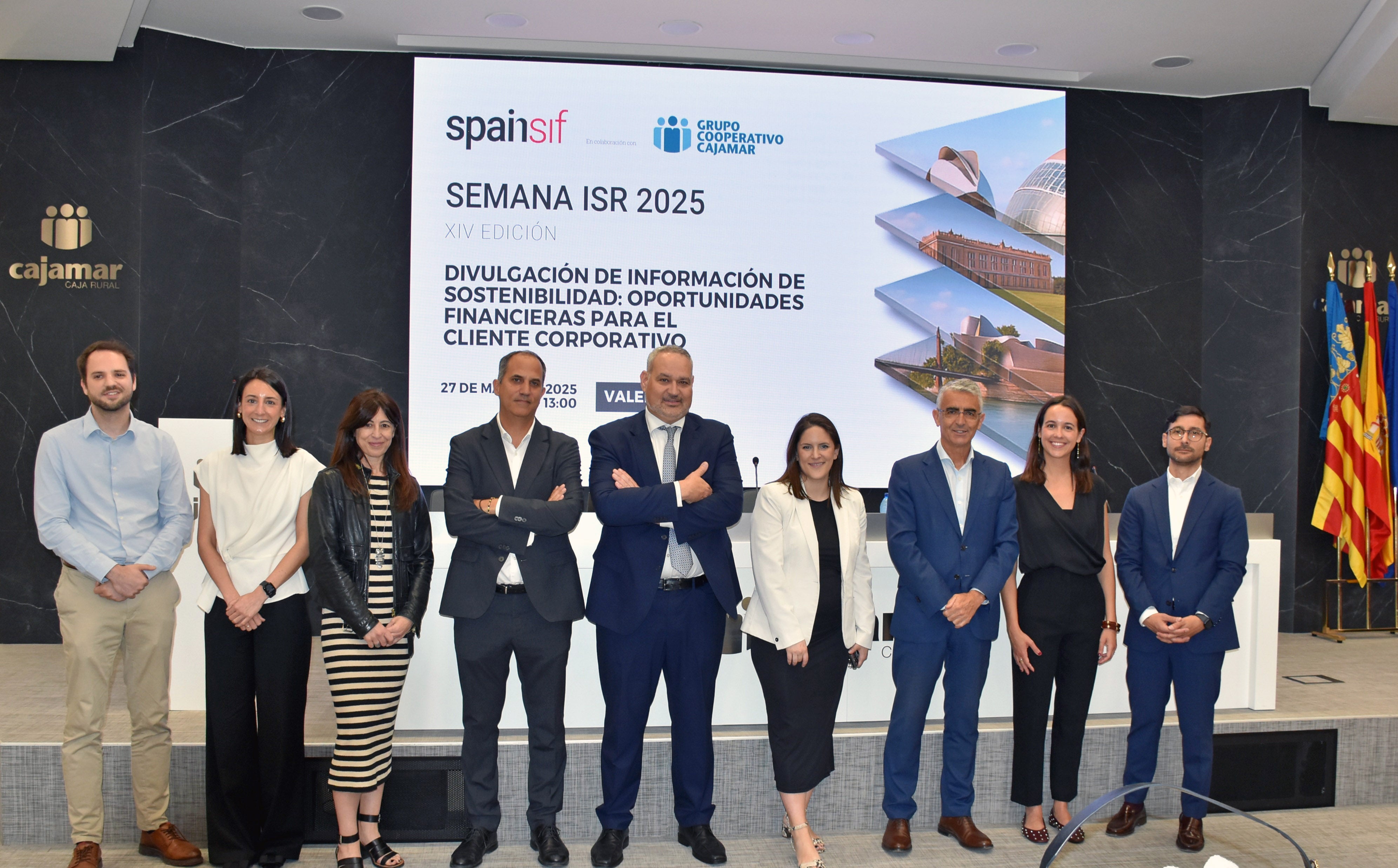 Directivos de Spainsif y Grupo Cajamar junto a los ponentes de la jornada.