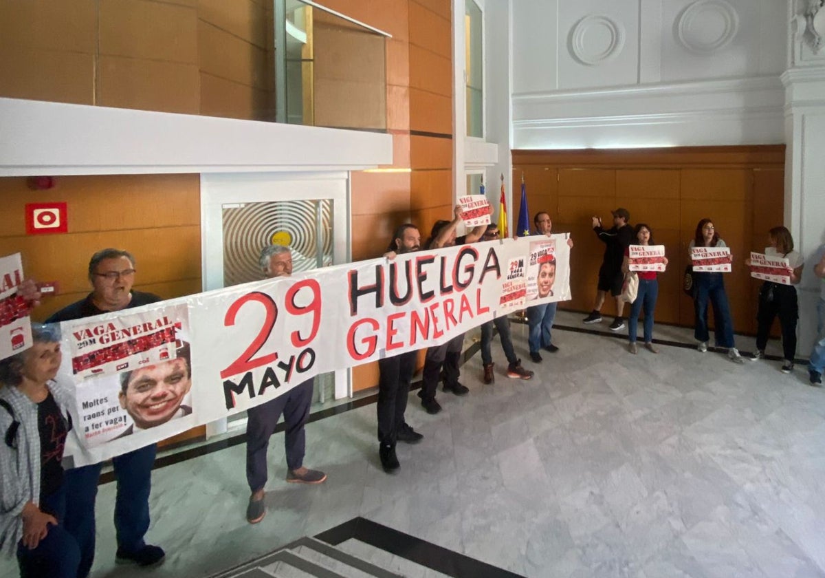 Los manifestantes, en el vestíbulo de la sede de plaza Conde de Carlet.