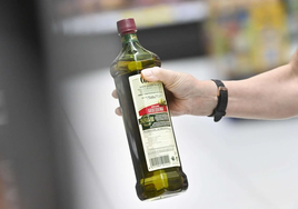Botella de aceite de oliva virgen extra en un supermercado.