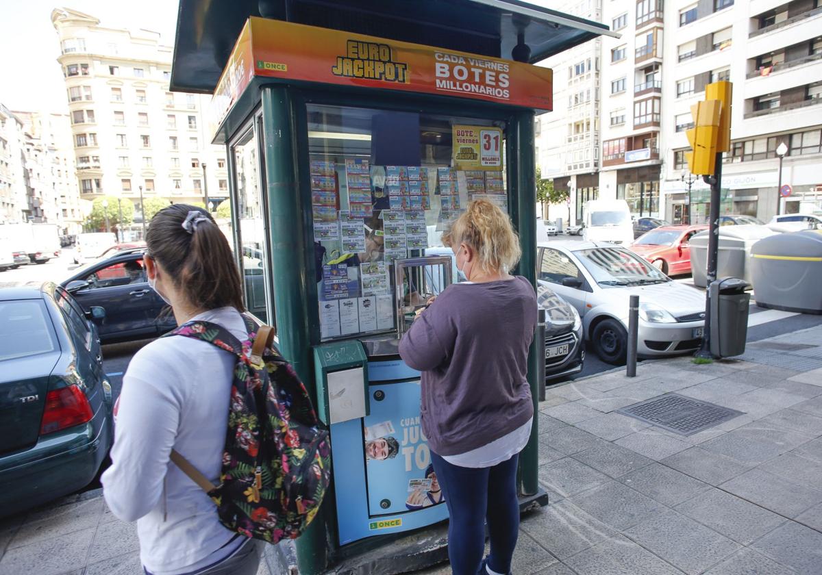 Venta de cupones de la ONCE, en un quiosco. Imagen de archivo.