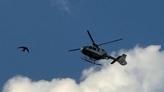 El helicóptero durante la operación.