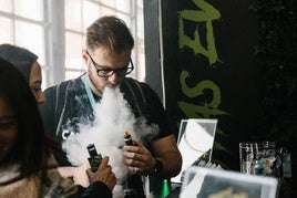 Dos jóvenes con vapeadores.