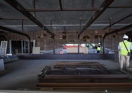 Detalles en madera del restaurante principal del Roig Arena con la cocina de Miguel Martí.