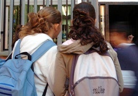 Estudiantes a la entrada de un centro educativo, en una imagen de archivo.