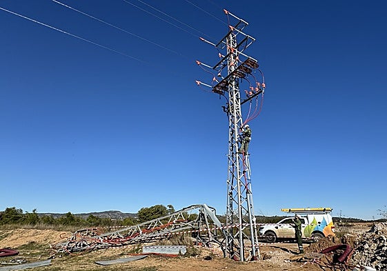 Labores de reparación en una instalación de Iberdrola.