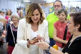 La alcaldesa se interesa por uno de los trabajos realizados en los Centros Municipales para Personas Mayores.