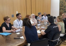 La delegada del Gobierno, Pilar Bernabé, el subdelegado, José Rodríguez y portavoces policiales, junto a colectivos de Orriols.