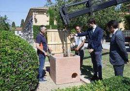 Los concejales Juan Carlos Caballero y Carlos Mundina, en el proceso de montaje de las casas comedero del Cementerio General.