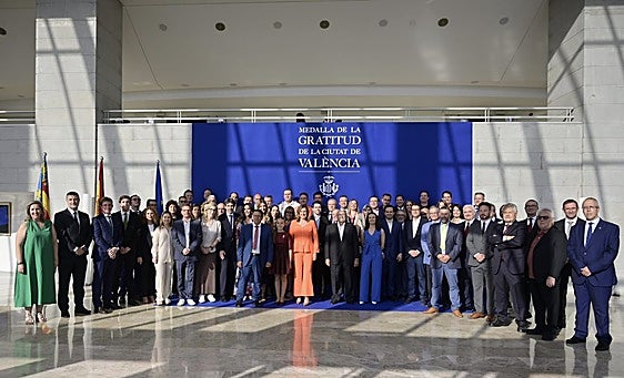 Las entidades condecoradas, junto a la alcaldesa de Valencia y las falleras mayores.