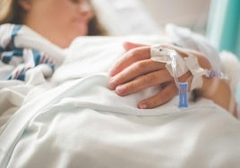 Una mujer ingresa en el hospital.