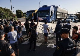 Huelguistas cortan uno de los accesos a Valencia.