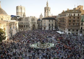 Miles de personas, en la plaza de la Virgen este jueves.