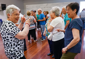 Ni pilates ni nadar: el mejor ejercicio de bajo impacto para mayores de 60 años con problemas en las rodillas