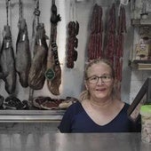 Antonia, detrás del mostrador en su ultramarinos de Ruzafa.