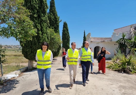 Raga y Valderrama, en el recorrido por la zona del parque este jueves en Riba-roja.