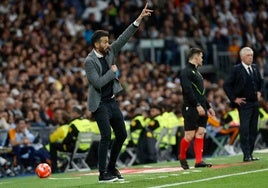 Carlos Corberán, durante el partido del Valencia en el Santiago Bernabéu.
