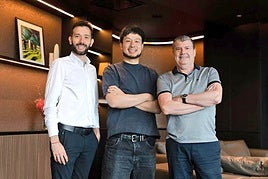 Carlos Corberán, Kiat Lim y Ron Gourlay, en Singapur.