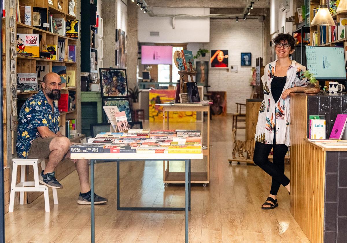 Miguel Fuster Pitarch y María Vañó Ferrer en La Insomne en el barrio de Ruzafa