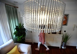 Luz encendida en una vivienda.