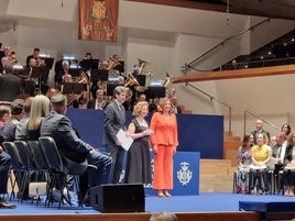 Mercedes del Álamo, titular del registro, al recibir el reconocimiento.