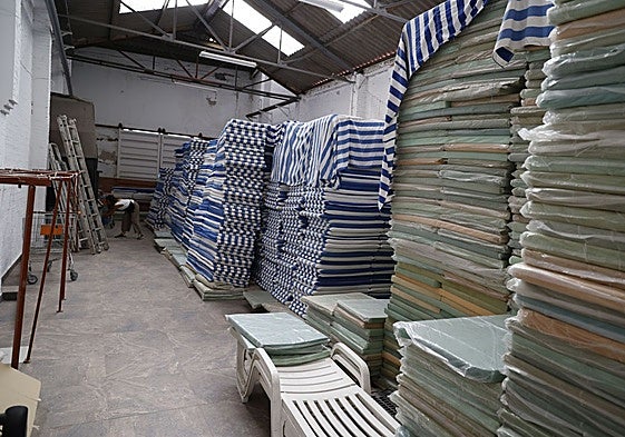 Hamacas pendientes de instalar, al no haberse adjudicado aún formalmente el contrato de servicio de playas de Valencia.