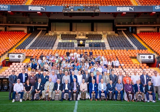 Los 29 socios que han seguido más de 50 años al Valencia.