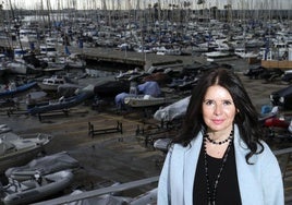 Marisa Arlandis, la actual presidenta del Real Club Náutico de Valencia, posa en las instalaciones del club.