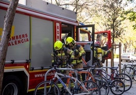 Efectivos del cuerpo de bomberos del Ayuntamiento de Valencia durante un simulacro.
