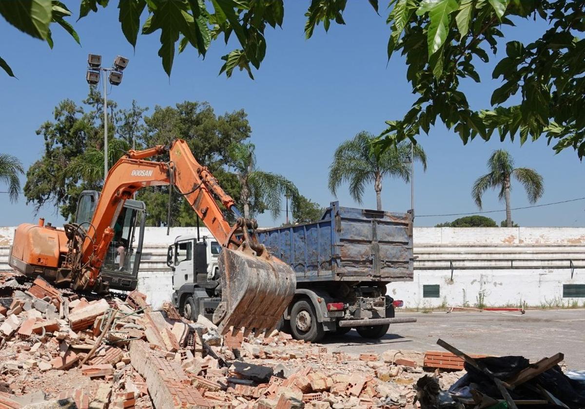 Alginet inicia el derribo de las gradas y limpieza del colegio afectado por la dana | las provincias