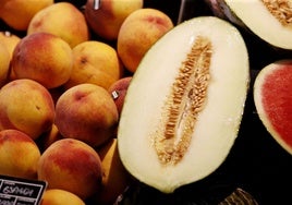 Melones y sandías partidas por la mitad.
