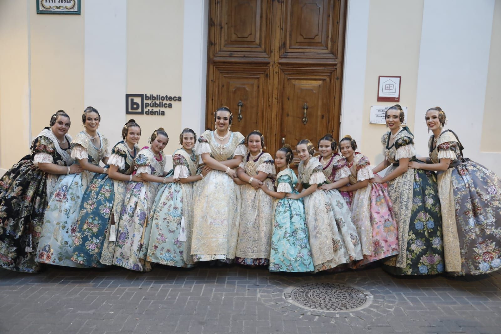 Las nuevas falleras mayores de Dénia arropadas por sus cortes.
