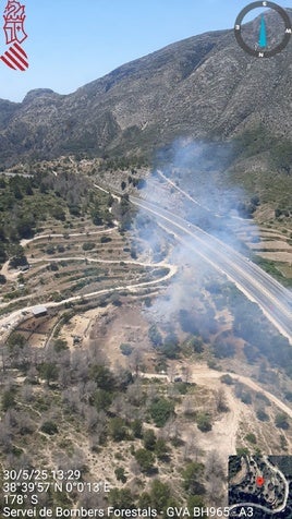 La zona del incendio, junto a la autopista.