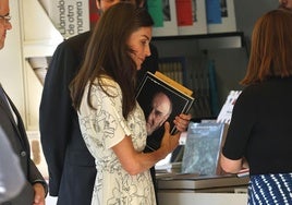 La reina Letizia en uno de los expositores de la Feria del Libro de Madrid, este viernes,