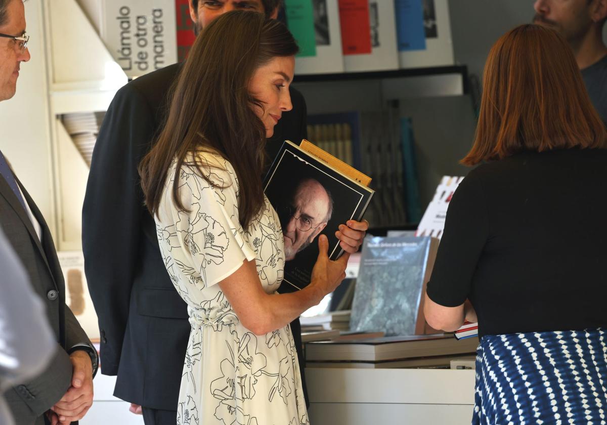 La reina Letizia en uno de los expositores de la Feria del Libro de Madrid, este viernes,