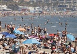 Bañistas este jueves en la playa de la Malvarrosa.