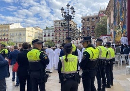 Refuerzo policial, en la Missa d'Infants dentro de las fiestas de la Virgen de los Desamparados.