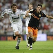 Villa pelea un balón con Heinze en un partido ante el Real Madrid,