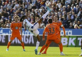 Ivan Neyou, bajando un balón, con el Leganés.