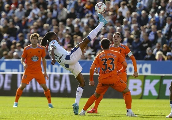 Ivan Neyou, bajando un balón, con el Leganés.