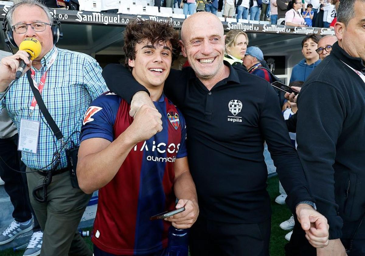 Ovación del ciutat a julián calero y carlos álvarez, héroes del ascenso | las provincias