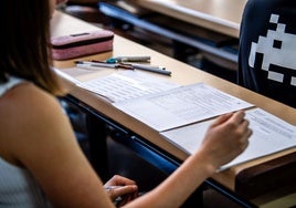 Una alumna poco antes de empezar el primer examen de la selectividad de 2024.