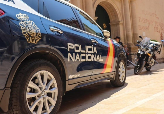 Una patrulla en la entrada de la iglesia que sufrió los robos.