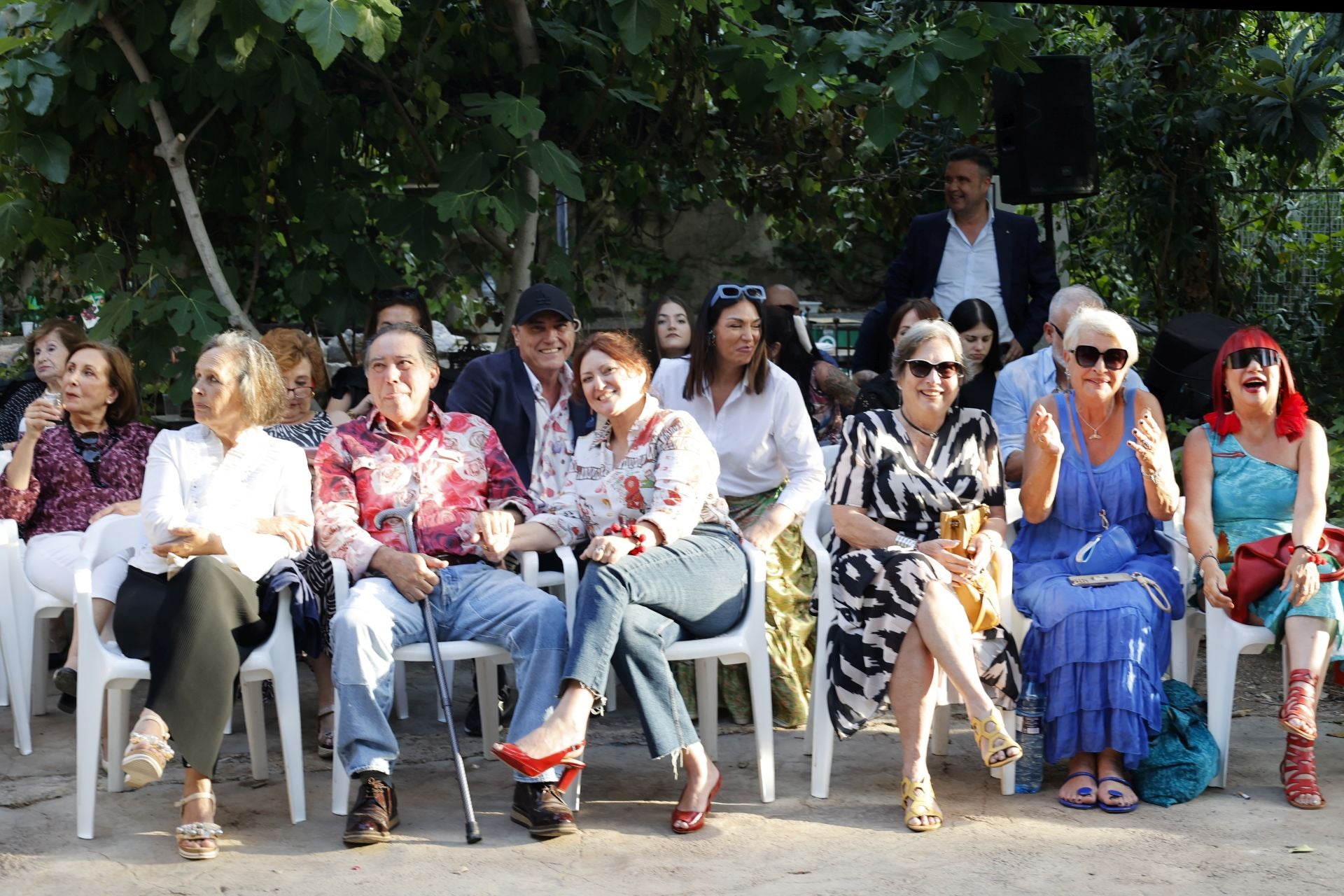 Asistentes al desfile de Francis Montesinos en su casa para celebrar su 50 aniversario.